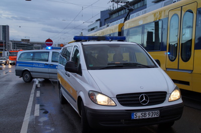 Stuttgart: Fiatfahrerin uebersieht Stadtbahn und verursacht Verkehrschaos